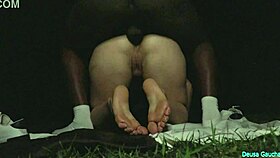 Casada ficou pelada na rua e deu o cu pro estranho no mato 😈