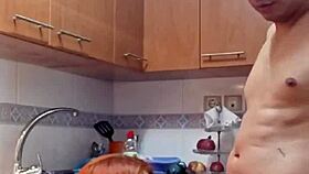 Desayunando La Vagina De Mi Suegra En La Cocina