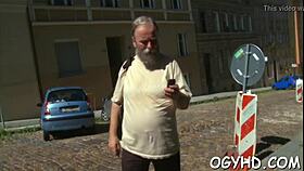 I mad old boy licks young pussy, so crazy!