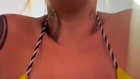 treinando de biquini fio dental na academia de frente a praia