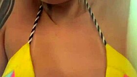 treinando de biquini fio dental na academia de frente a praia