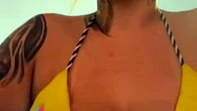 treinando de biquini fio dental na academia de frente a praia