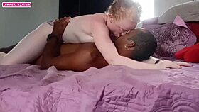 Trepei no pelo com meu amigo enquanto o corno do meu marido estava no trabalho