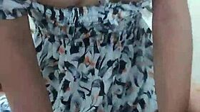 esposa jovencita de vestido corto le es infiel a su marido con su vecino