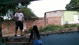 Voy a buscar a la vecina para arreglar las tuberías, pero termina lamiendo mi coño húmedo