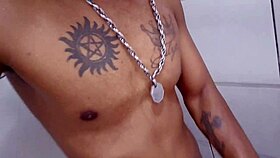 Comi a vizinha no banheiro dela e depois fomos pra minha casa