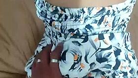 esposa jovencita de vestido corto le es infiel a su marido con su vecino