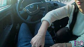 I gave a slopy blowjob in the car and swollowed the cum