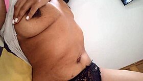 Puta latina se levanta con sus bragas mojadas y con rico olor a vagina y le da ganitas de masturbarse