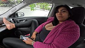 Exibi minha buceta no estacionamento do predio e o porteiro ficou doidinho pra me fuder