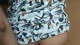 esposa jovencita de vestido corto le es infiel a su marido con su vecino