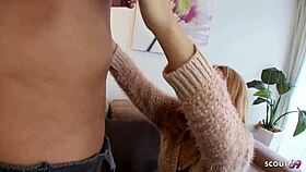 पतली जापानी टीना 18+ बड़ी क्लिट के साथ पड़ोसी वर्जिन लड़के को चुदाई के लिए लुभाती है