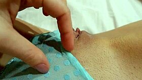 je caresse ma petite chatte quand je rentre du travail, feeling so horny after work