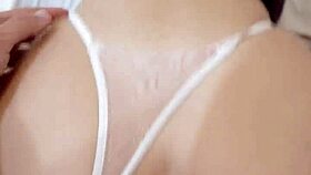 es grabada mientras se la follan en doggystyle con gran polla 😈