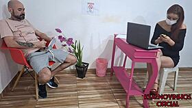 tirei meu pau pra fora e me masturbei na sala de espera na frente da recepcionista e acho que ela viu tudo