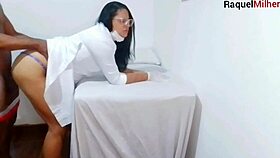 Enfermeira Observa Ereção Do Paciente