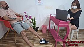 tirei meu pau pra fora e me masturbei na sala de espera na frente da recepcionista e acho que ela viu tudo