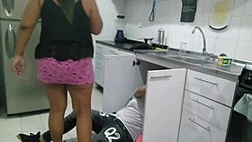 Contrato a un plomero para que me revise la cañería y termina revisando mi culo grande