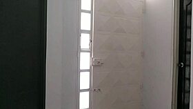 Contrato a un plomero para que me revise la cañería y termina revisando mi culo grande