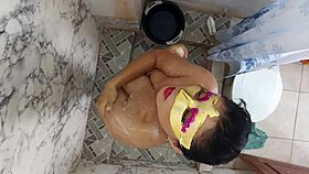 Ducha ardiente madrastra follando ferozmente a su hijastro