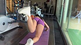 Doble penetracion a andrea lux en el gimnasio