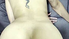 cabalgando rico en la polla de mi hermanastro me coge de perrito