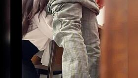 Una Maestra Y Su Alumno En El Salon De Clases Lo Manda A Llamar Al Salon Y Los Graban Detras De La Puerta Maestra Mexicana Madura Sexo Publico Video Casero