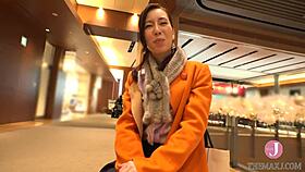 Beautiful wife picked up for nakadashi climax