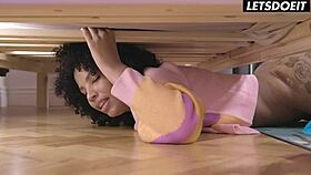 घुंघरालू रंडी रोमी इंडी बेड नीचे फंसकर हॉर्नी हॉस्टल में गहराई से चुदती