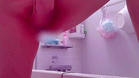 That married woman is masturbating in a really lewd way in the bath, it's hot 😏