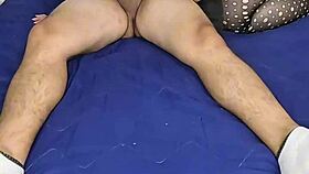 La Madrastra Se Cuela En La Cama De Su Hijastro Mientras El Cornudo Duerme