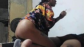 E o vício em sexo continua enquanto troco por cena