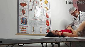 Ginecologista Enfia Dedo No Cu E Fode Paciente