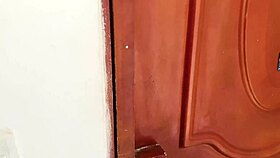 Se La Chupo Al Vecino Despues De Que Me Pidiera Que Afeitara Su Polla - Porno En Español