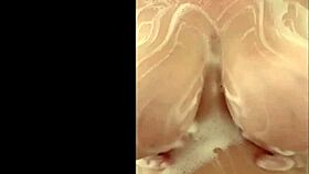 Maman française ronde caresse ses gros seins de milf sous la douche en secret