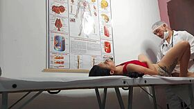 Ginecologista Enfia Dedo No Cu E Fode Paciente