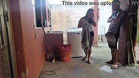 Minha esposa saiu e a empregada não resistiu meu pau ereto 😏