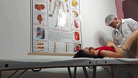 Ginecologista Enfia Dedo No Cu E Fode Paciente