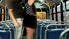 Follando en bus transporte publico en movimiento ojala se pueda repetir