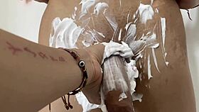 Se La Chupo Al Vecino Despues De Que Me Pidiera Que Afeitara Su Polla - Porno En Español