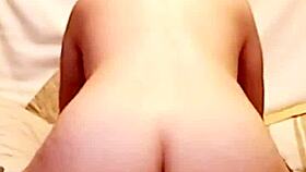 Profesor convence a alumna y la pone a mamarle