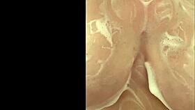 Maman française ronde caresse ses gros seins de milf sous la douche en secret