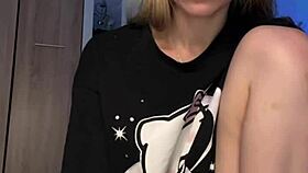 Young amateur fingers perfect pussy using big dildo