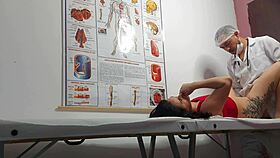 Ginecologista Enfia Dedo No Cu E Fode Paciente