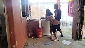 Minha esposa saiu e a empregada não resistiu meu pau ereto 😏