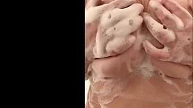 Maman française ronde caresse ses gros seins de milf sous la douche en secret