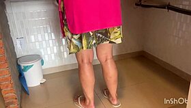 empregada safada a velha deu em cima de mim na cara de pau eu comi mesmo completo no sheer