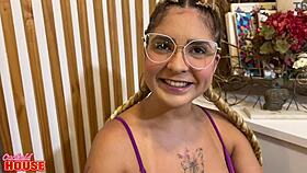 Ela cansou do namorado de pau pequeno e esgar�ou a buceta na cuckold house