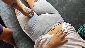 TOCANDO Y ADORANDO UNA ESPECTACULAR VAGINA GORDA APRETADA POR SUS LEGGINGS!