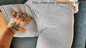 TOCANDO Y ADORANDO UNA ESPECTACULAR VAGINA GORDA APRETADA POR SUS LEGGINGS!